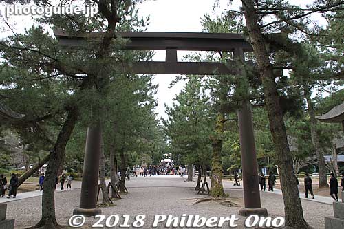 Second torii looking toward the exit.
Keywords: shimane Izumo Taisha Shrine