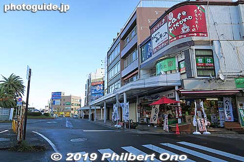 In front of JR Ito Station are some shops.
Keywords: shizuoka ito onsen hot spring