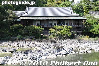 Rakujukan in Rakujuen Garden. The villa was originally built for Prince Komatsu Akihito. The rocks originate from Mt. Fuji lava flows. 楽寿館
Keywords: shizuoka mishima rakujuen garden 
