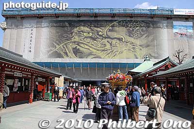Sensoji temple was renovating its roof so it is covered with scaffolding (painted with a gold dragon). Out front is the Hanami-do where you can pour sweet tea over the baby Buddha.
Keywords: tokyo taito-ku asakusa hana matsuri festival buddha birthday 