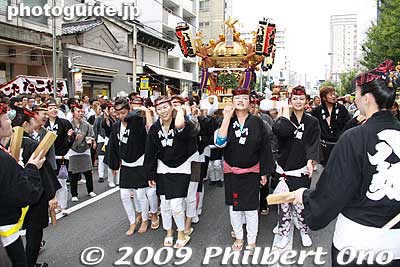 All-female mikoshi bearers.
Keywords: tokyo hachioji matsuri festival floats mikoshi portable shrine 