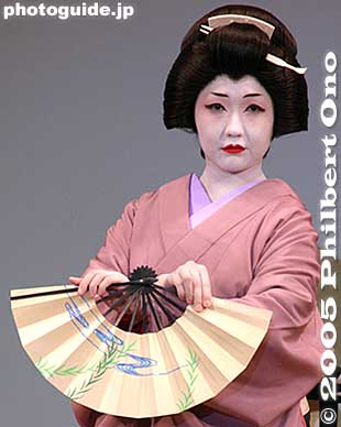 Her big round eyes makes her look like a real doll.
Keywords: kagurazaka geisha, shinjuku, tokyo japangeisha