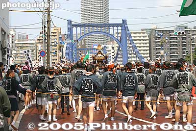 Crossing Kiyosu-bashi Bridge over Sumida River.
Keywords: tokyo koto-ku fukagawa hachiman matsuri festival mikoshi portable shrine wet water splash bridge