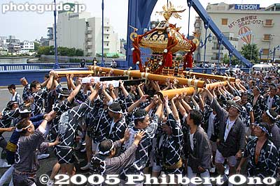 Raising the mikoshi on Kiyosu-bashi Bridge
Keywords: tokyo koto-ku fukagawa hachiman matsuri festival mikoshi portable shrine wet water splash bridge