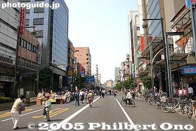 Road to the shrine from Kameido Station. This main road from Kameido Station is closed on weekends. The shrine is accessible from Kameido Station the the JR Sobu Line.
Keywords: tokyo koto-ku Kameido