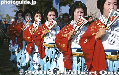 They chant without instruments.
Keywords: tokyo koto-ku fukagawa tekomai geisha women singers kimono 