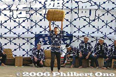 Fukagawa Chikara-mochi is traditional entertainment spawned by warehouse workers in Sagacho (near Kiba), Tokyo during the Edo Period.
Keywords: tokyo koto-ku fukagawa chikara-mochi stunts festival matsuri10