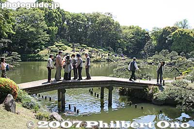 Bridge to a small island and gazebo
Keywords: tokyo koto-ku ward kiyosumi teien gardens pond