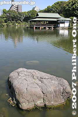 Keywords: tokyo koto-ku ward kiyosumi teien gardens pond stones Keywords: tokyo koto-ku ward kiyosumi teien gardens pond stones