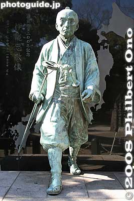 Ino lived in Fukagawa and before he went off to survey Japan, he always first came to this shrine and prayed. He had studied astronomy, geography, and mathematics.
Keywords: tokyo koto-ku ward tomioka hachimangu shrine shinto fukagawa monument statue