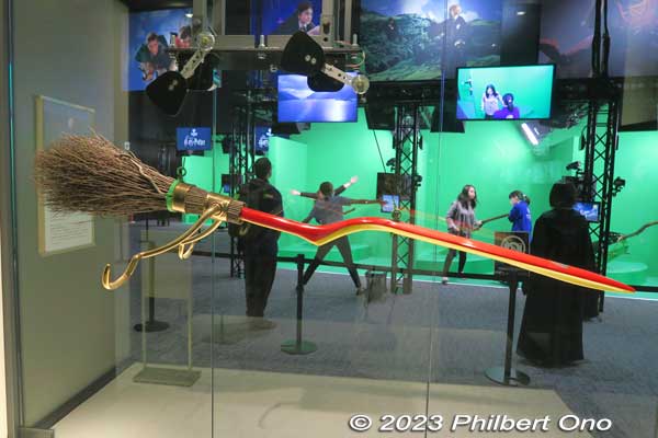 For the movie actors, the broomsticks were custom-designed and fitted for each person. The stick was a solid metal pole strong enough to support the actor sitting on it in front of green screens.
Keywords: Tokyo Nerima Warner Bros. Harry Potter Studio Tour