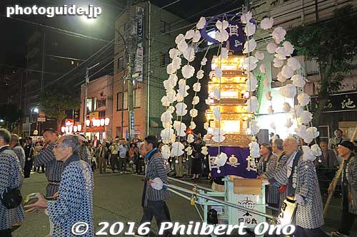 The festival's main event is an evening lantern parade (called Mando) of thousands of Nichiren believers from all over Japan. They come in groups according to their respective temple or district.
Keywords: tokyo ota-ku ikegami honmonji temple buddhist nichiren Oeshiki