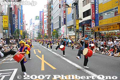 A large crowd watches as the crowd-pleasing drummers bring a bit of Okinawa to central Tokyo.
Keywords: tokyo shinjuku-ku east exit okinawa taiko drum dance eisa matsuri festival