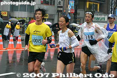 Arimori Yuko escorted by a few runners. 東京マラソン　有森裕子
Keywords: tokyo marathon runners race japanceleb