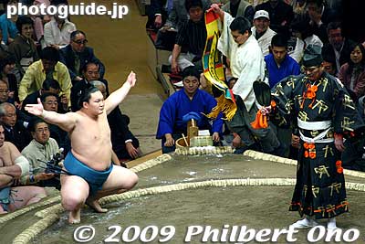 Besides Europeans, there are numerous Mongolians in sumo. This is Hakuho in May 2005. He's now a yokozuna.
Keywords: tokyo sumida-ku ward ryogoku kokugikan sumo tournament ozumo rikishi wrestlers japankokugikan