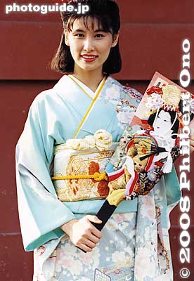Hagoita Honey
Keywords: tokyo taito-ku ward asakusa sensoji temple hagoita-ichi battledore fair paddle matsuri festival kimonobijin woman