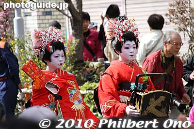 Kamuro attendants.
Keywords: tokyo taito-ku asakusa geisha oiran courtesan sakura cherry blossom matsuri festival kimono woman