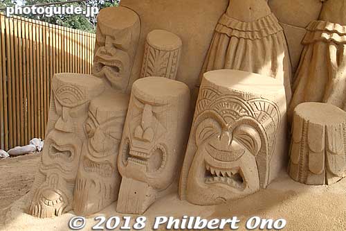 Complete with tikis.
Keywords: tottori Sand Museum sculptures