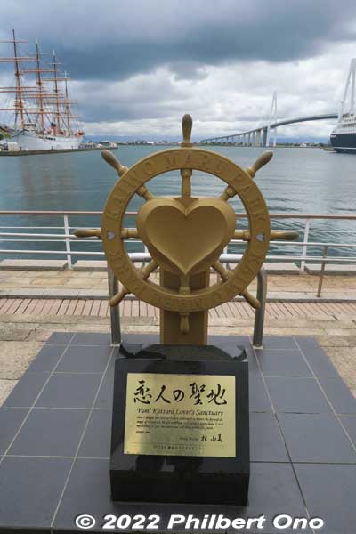 Yumi Katsura Lover's Sanctuary Monument built in 2006. Yumi Katsura is a wedding dress designer.
Keywords: Toyama Shinko Port imizu kaio kaiwo maru museum ship