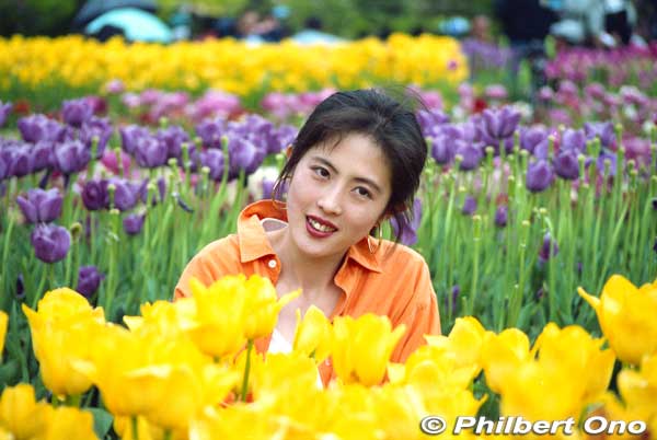 When I was there, a few models posed among the tulips. They also have a Miss Tulip Contest.
Keywords: toyama tonami tulip fair park